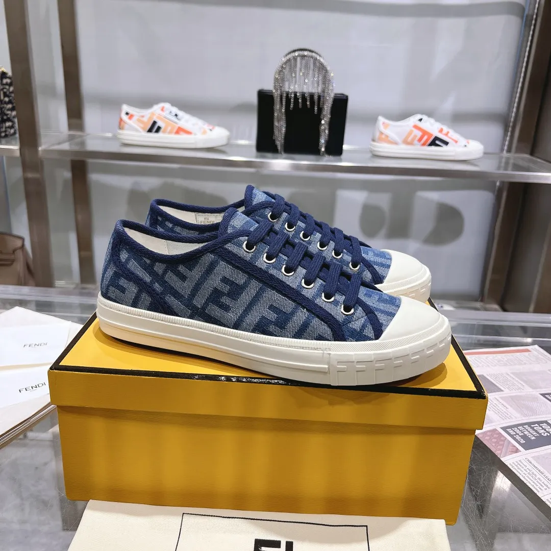 Couple style 💰460❤️Fendi Fendi's latest couple canvas shoes ❑ Fabric: Original customized imported jacquard canvas material ❑ Inner lining: Imported canvas material ❑ Sole: Original molded non-slip TPU outsole ❑ Bottom thickness: 2.5cm ❑ Size: Women's 35-40/Men's 39-45